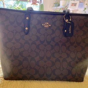 Tradicional coach purse.